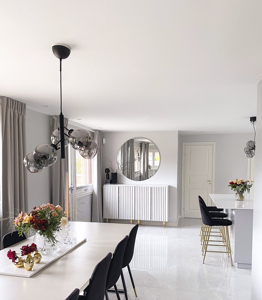 Atom Ø48 Color humo Lámpas de techo De Aneta Lighting - Las cinco c&uacute;pulas de cristal ahumado garantizan una agradable distribuci&oacute;n de la luz en la estancia sin deslumbramientos.