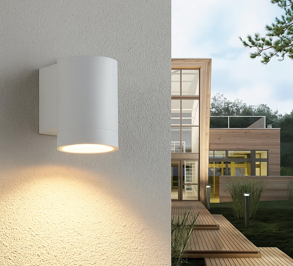 Oden Single Blanco lámpara de exterior De Lampan - Lampan lyser fint ner p&aring; v&auml;ggen och skapar en h&auml;rlig atmosf&auml;r.