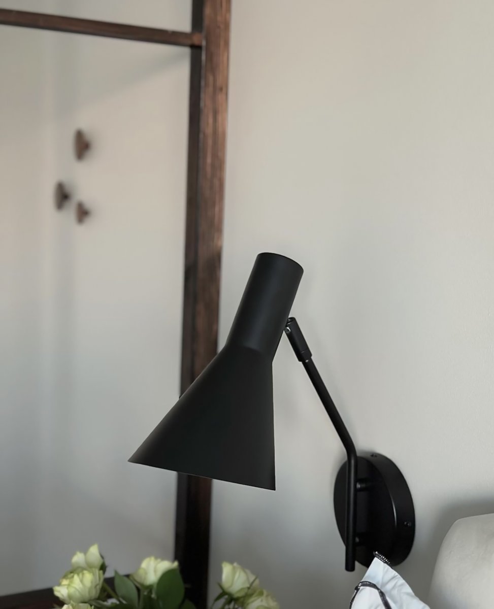 Ceres Negro lámpara de lectura De Aneta Lighting - La lámpara de pared CERES tiene un diseño elegante y atemporal con formas rectas y claras que encajan perfectamente en el hogar escandinavo.