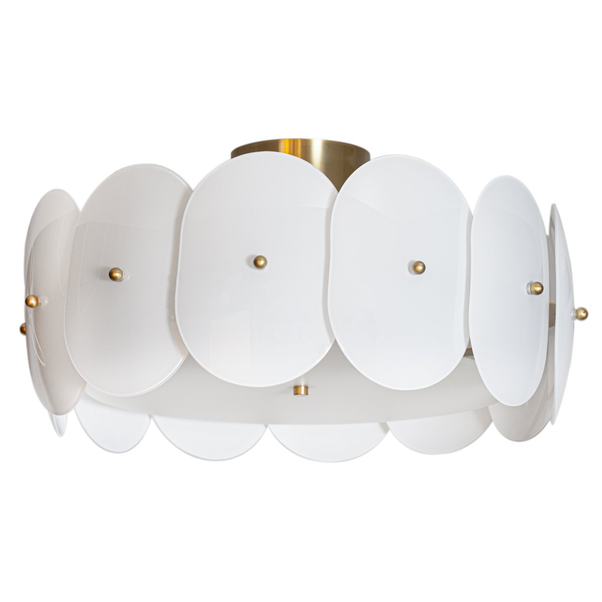 Omlott Ø53 Blanco plafón De By Rydéns - Una hermosa lámpara de techo lo envuelve y agrega elegancia a la habitación con sus detalles de latón.