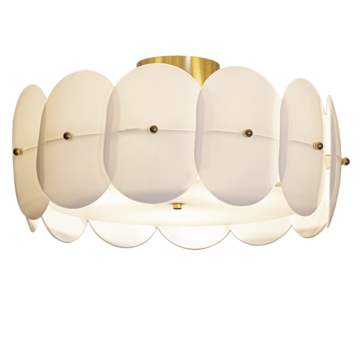 Omlott Ø53 Blanco plafón De By Rydéns - Una hermosa lámpara de techo lo envuelve y agrega elegancia a la habitación con sus detalles de latón.