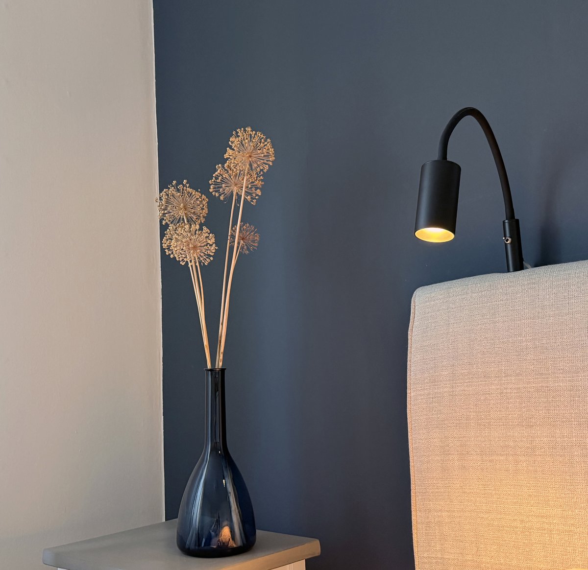 Hugin Flex Negro lámpara de lectura De Aneta Lighting - La pr&aacute;ctica l&aacute;mpara de noche Hugin de metal es excelente para colocarla f&aacute;cilmente en el cabecero.