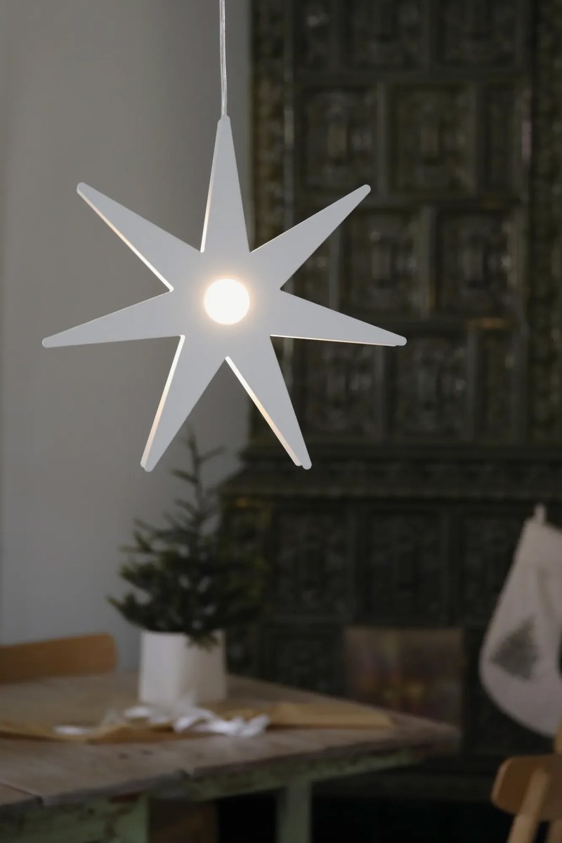 Origo Ø37 Blanco De Markslöjd - La Estrella de Adviento Origo es una elegante y moderna estrella navide&ntilde;a de metal blanco que crea un ambiente acogedor en tu hogar.