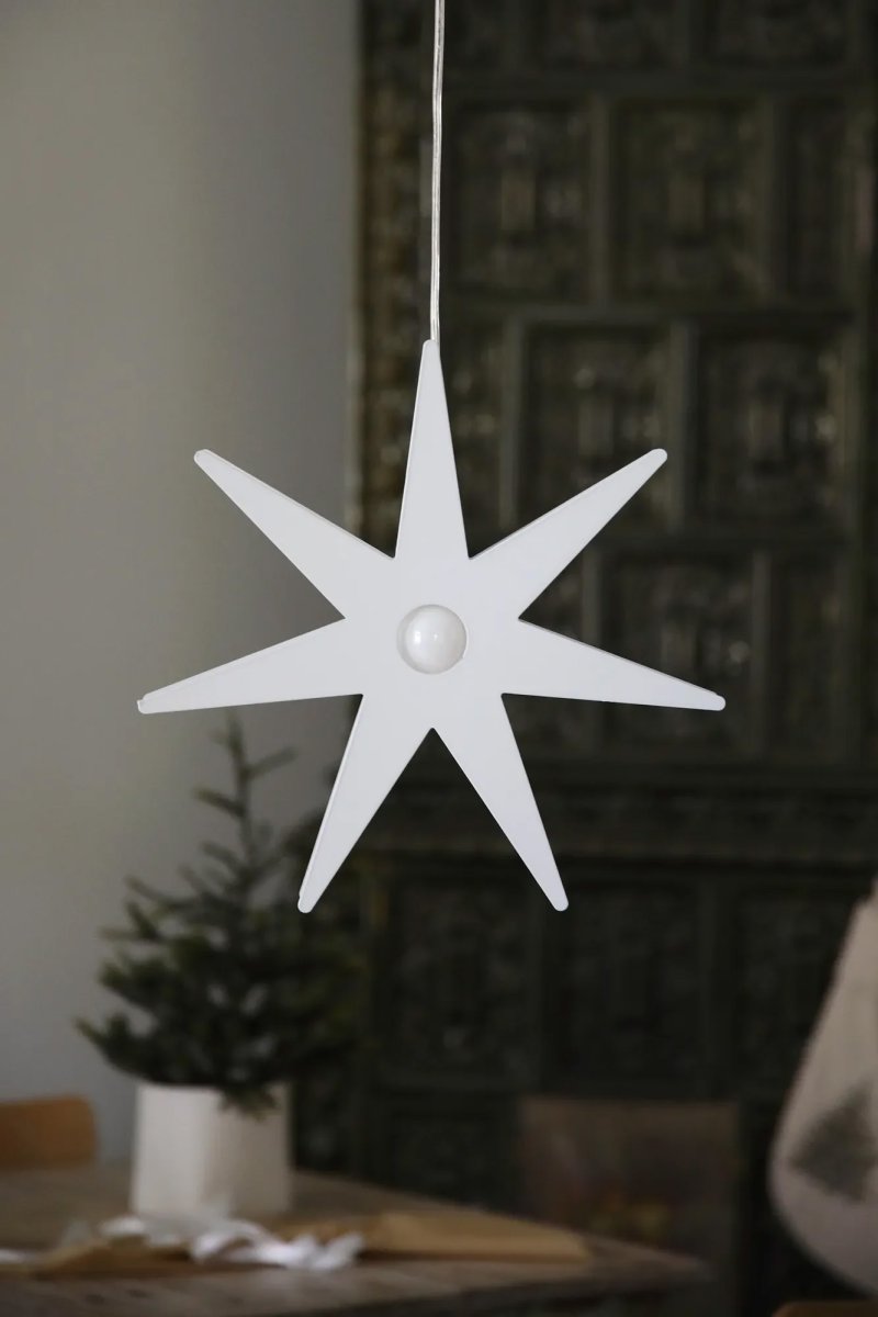 Origo Ø37 Blanco De Markslöjd - La Estrella de Adviento Origo es una elegante y moderna estrella navide&ntilde;a de metal blanco que crea un ambiente acogedor en tu hogar.