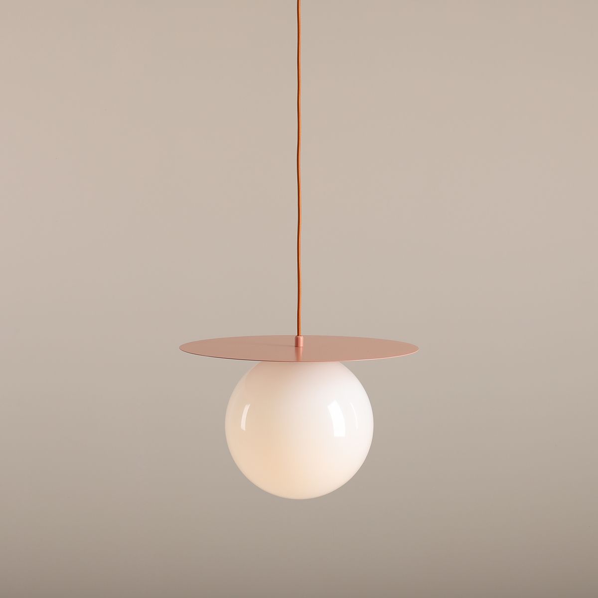 Loop Ø40 Coral Lámpas de techo De Artera - La cúpula redonda de cristal opalino tiene un diámetro de 25 cm y garantiza una hermosa distribución de la luz en la habitación.