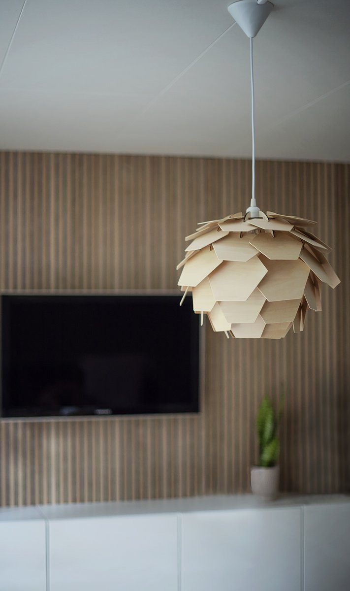 Carpatica Ø40 Naturaleza Lámpas de techo De Aneta Lighting - El dosel del techo está hecho de plástico blanco para suspensión con gancho y está equipado con una tira de sujeción.