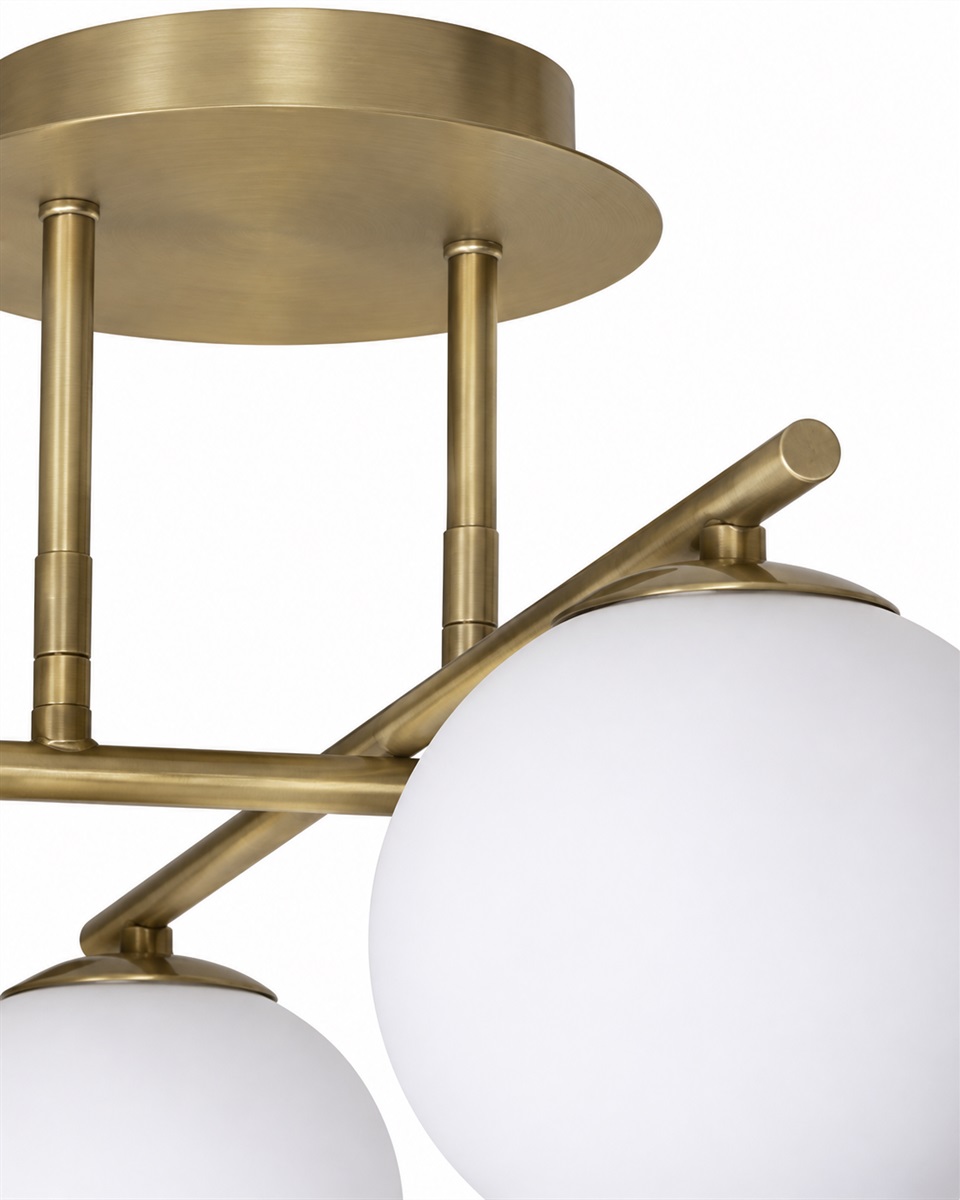 Globi 4 Ø65 Latón cepillado/blanco plafón De Nordic Lighting - La elegante l&aacute;mpara de techo Globi 4 crea un ambiente elegante en cualquier estancia y proporciona una luz suave y agradable.