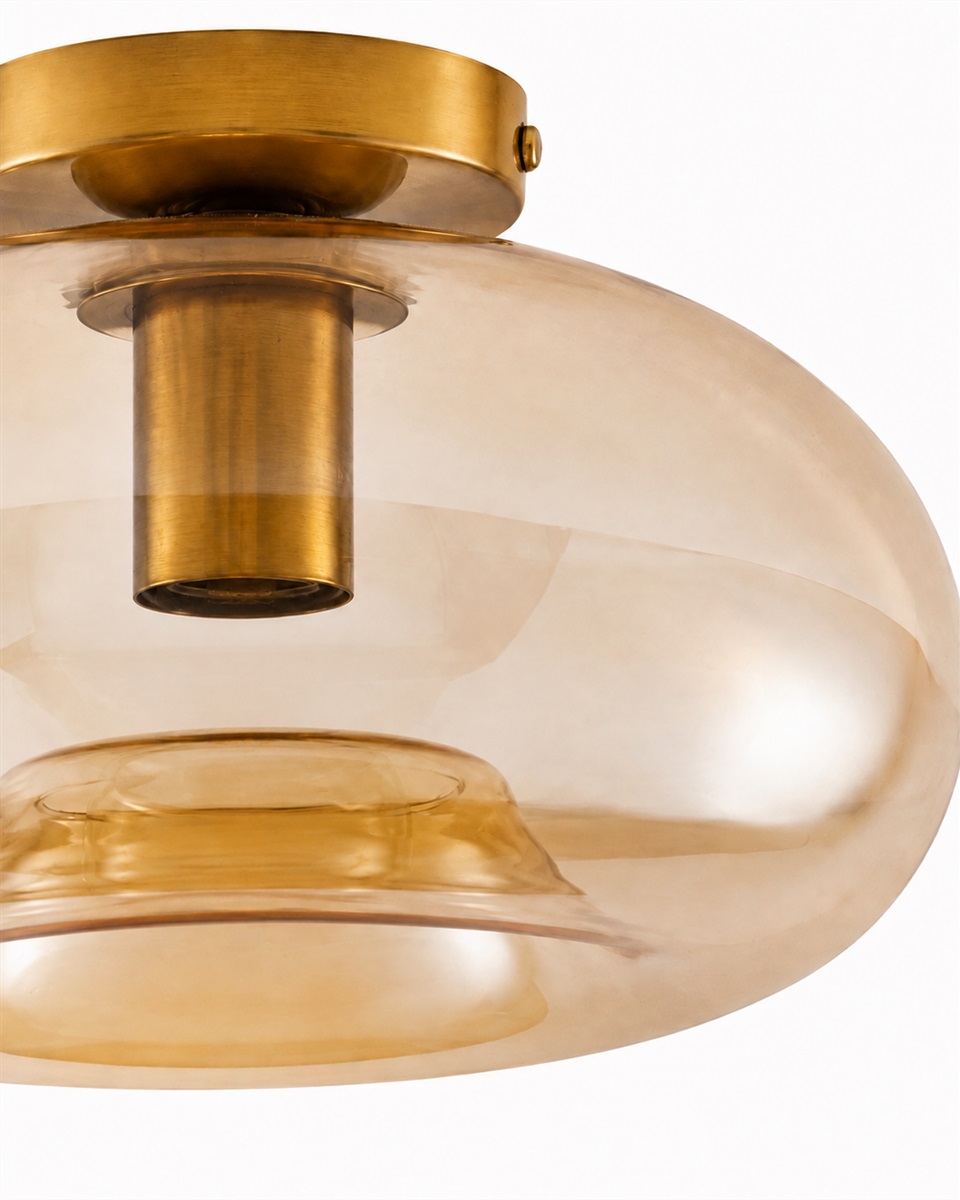 Munc Ø28 Ámbar plafón De Lampan - Munc es una elegante l&aacute;mpara de techo que combina vidrio y metal en un dise&ntilde;o suave y sofisticado.