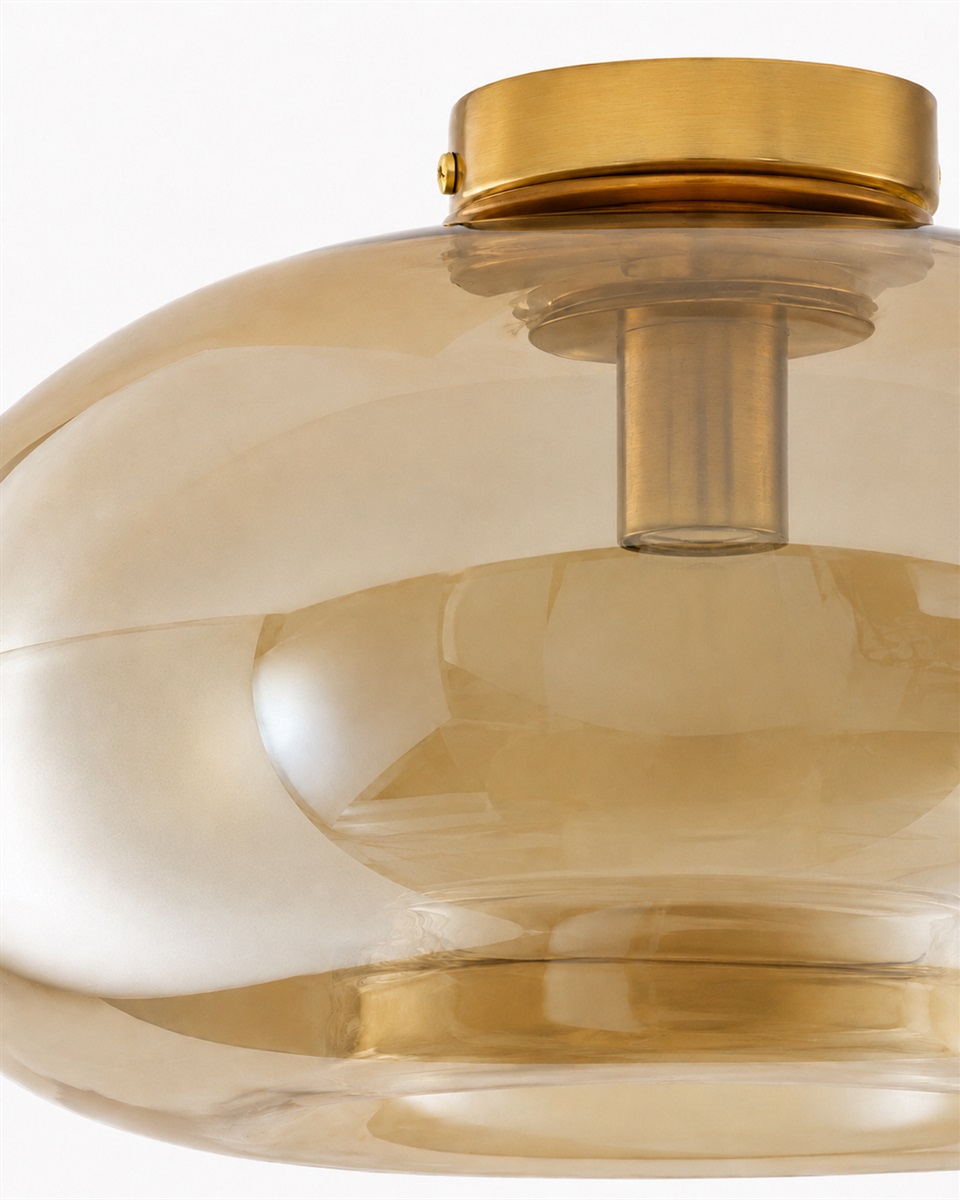 Munc Ø40 Ámbar plafón De Lampan - Munc es una elegante l&aacute;mpara de techo que combina vidrio y metal en un dise&ntilde;o suave y sofisticado.