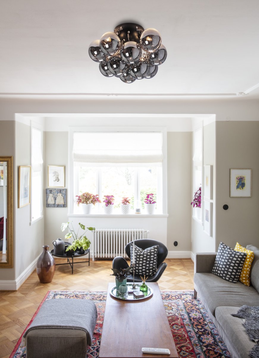 Monaco Ø30 Color humo plafón De Lampan - En el centro de la lámpara hay tres fuentes de luz que, al encenderse, proporcionan una luz suave y agradable a través de las cúpulas de cristal.