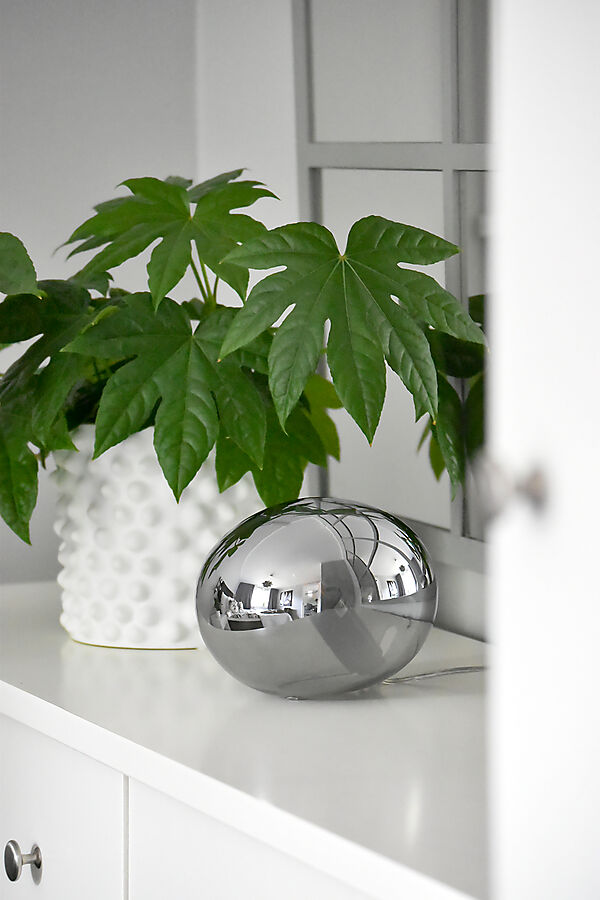 Globus 14cm Color humo lámpara de mesa De Aneta Lighting - L&aacute;mpara de mesa globo realizada en cristal ahumado con fuente de luz en el interior de la esfera de cristal, que proporciona una luz decorativa y acogedora.