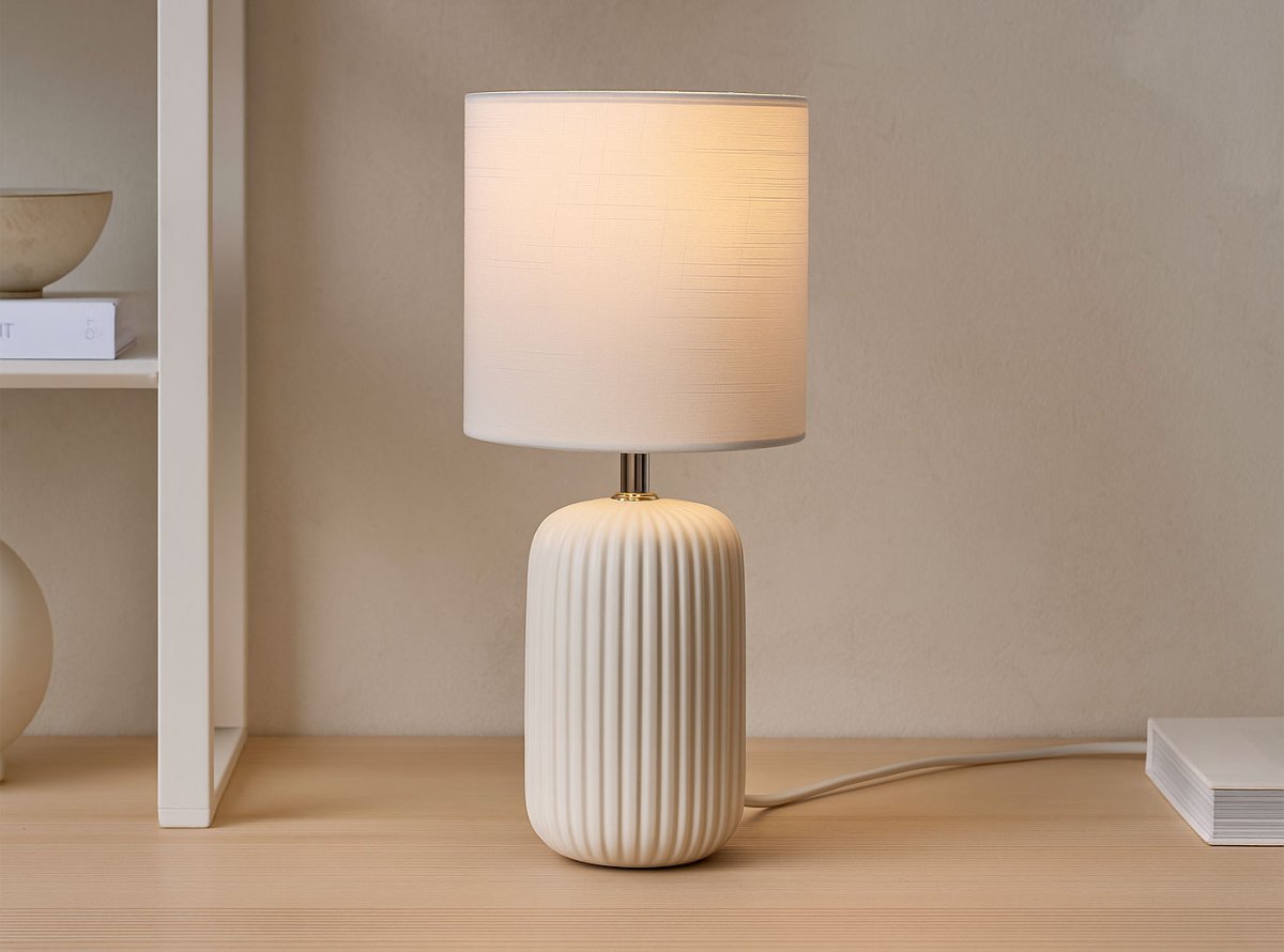 Palizzo 33cm Blanco lámpara de mesa De Nordic Lighting - La l&aacute;mpara de mesa Palizzo combina una elegante base de cer&aacute;mica con sutiles ranuras y una pantalla de lino blanco.