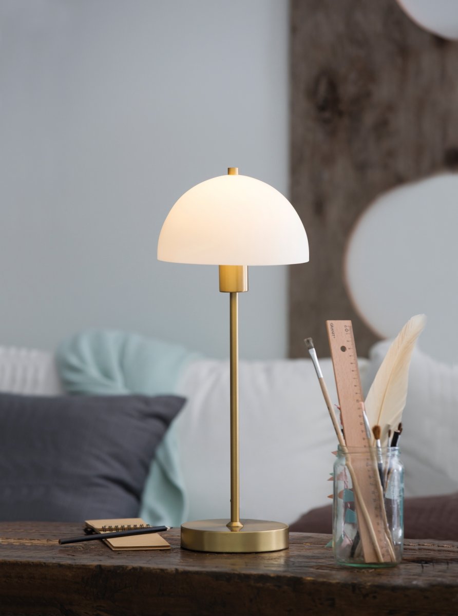 Vienda 48cm Latón lámpara de mesa De Herstal - La l&aacute;mpara de mesa Vienda con su dise&ntilde;o cl&aacute;sico y elegante permite un uso prolongado en la sala de estar.