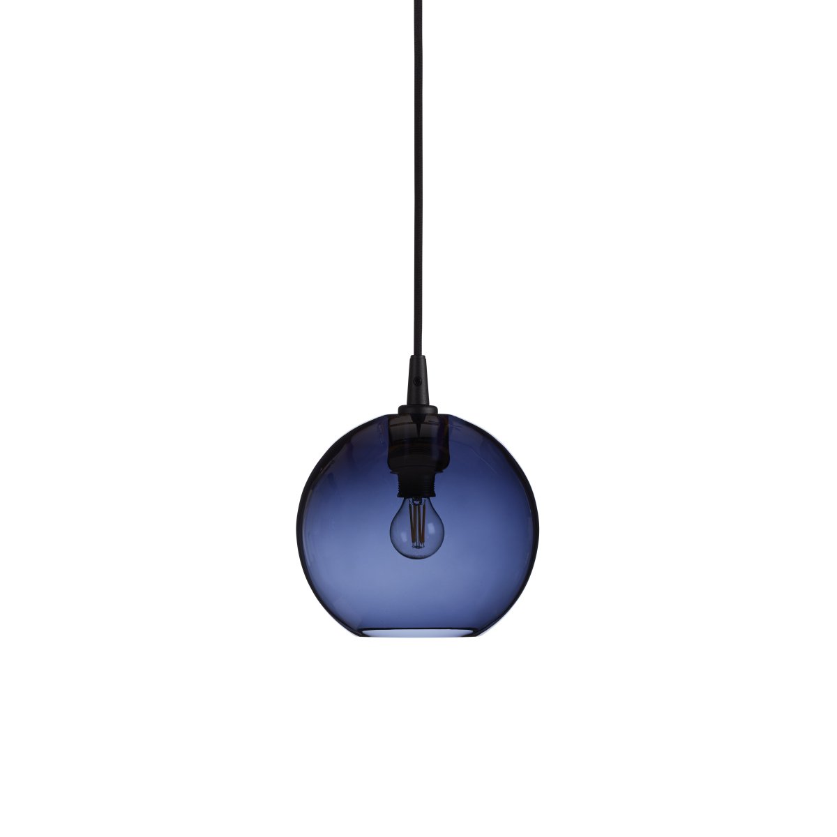 Gloria Ø20 Azul/negro Lámpas de techo De Belid - Gloria es una elegante l&aacute;mpara de techo con pantalla de vidrio soplado ahumado transparente y marco de metal negro.