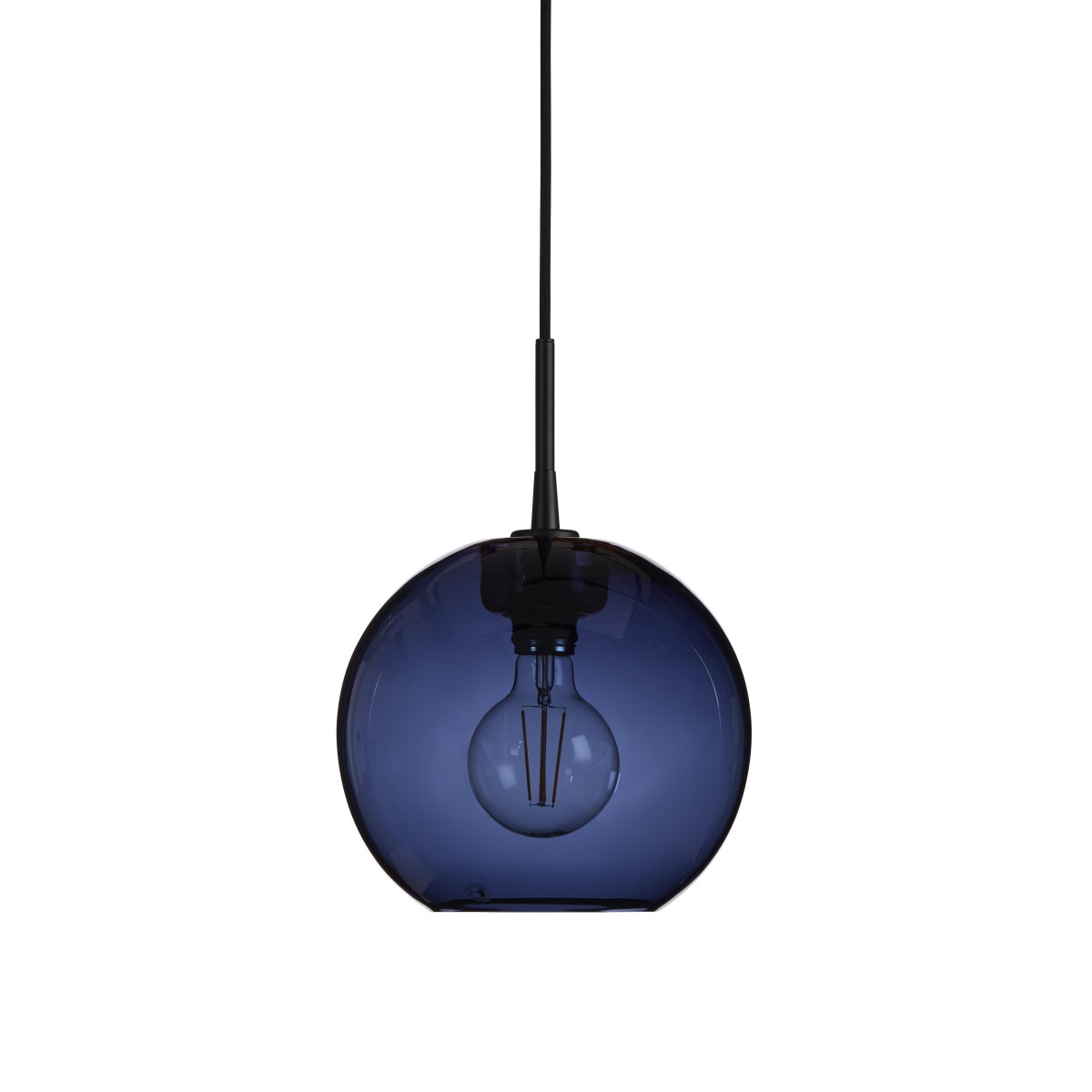 Gloria Ø26 Azul/negro Lámpas de techo De Belid - Gloria es una elegante lámpara de techo con pantalla de cristal ahumado soplado y marco de latón o metal lacado en negro.