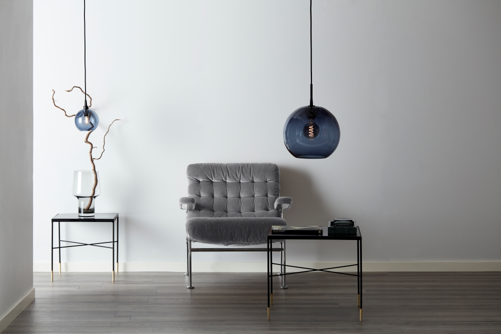 Gloria Ø38 Azul/negro Lámpas de techo De Belid - Gloria es una elegante lámpara de techo con pantalla de vidrio soplado ahumado transparente y marco de metal negro.