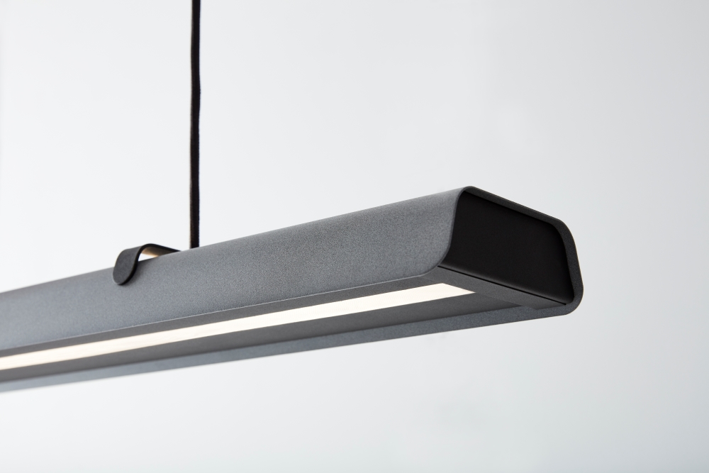 Fold Office 116cm Textura negra Lámpas de techo De Belid - La tecnología LED integrada proporciona una luz suave y agradable, perfecta para crear un ambiente atmosférico sobre la mesa del comedor o en el entorno de la oficina.