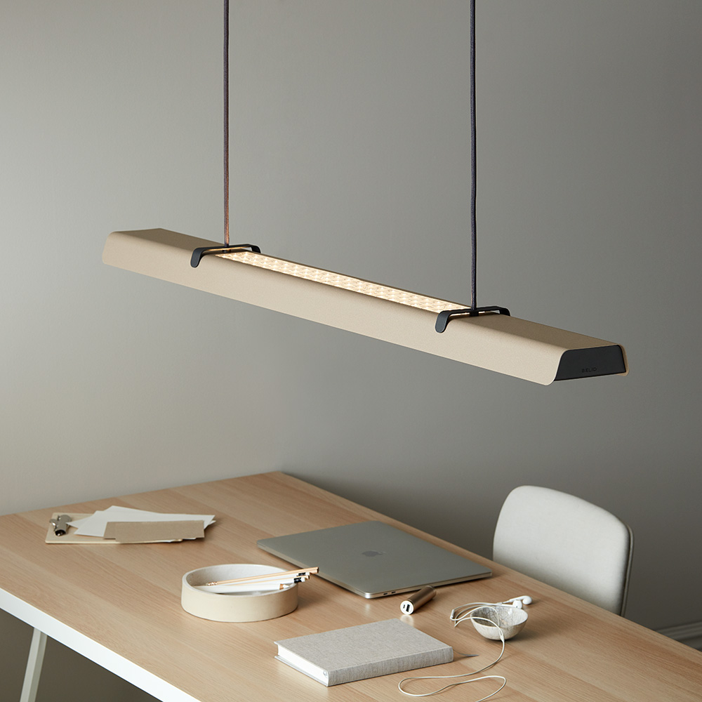 Fold Office 116cm Estructura de arena Lámpas de techo De Belid - La tecnolog&iacute;a LED integrada proporciona una luz suave y agradable, perfecta para crear un ambiente atmosf&eacute;rico sobre la mesa del comedor o en el entorno de la oficina.