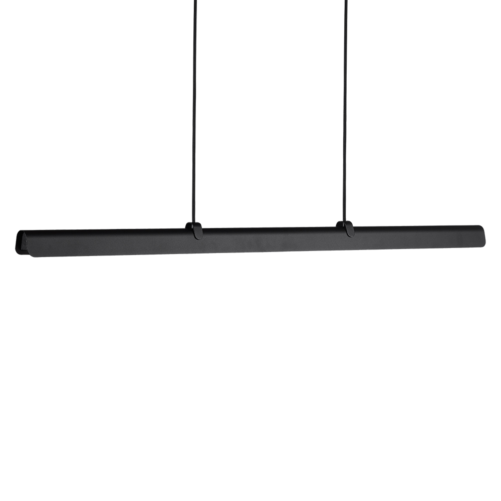 Fold 118cm Textura negra Lámpas de techo De Belid - Cada l&aacute;mpara es una obra maestra del dise&ntilde;o sueco con accesorios fundidos y detalles en relieve que resaltan la s&oacute;lida artesan&iacute;a y muestran c&oacute;mo el metal puede absorber la luz.