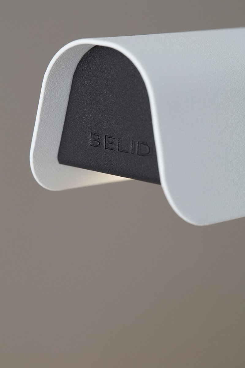 Fold 118cm Blanco Lámpas de techo De Belid - Cada l&aacute;mpara es una obra maestra del dise&ntilde;o sueco con accesorios fundidos y detalles en relieve que resaltan la s&oacute;lida artesan&iacute;a y muestran c&oacute;mo el metal puede absorber la luz.