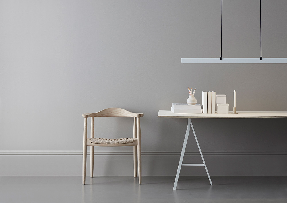 Fold 118cm Blanco Lámpas de techo De Belid - Cada l&aacute;mpara es una obra maestra del dise&ntilde;o sueco con accesorios fundidos y detalles en relieve que resaltan la s&oacute;lida artesan&iacute;a y muestran c&oacute;mo el metal puede absorber la luz.