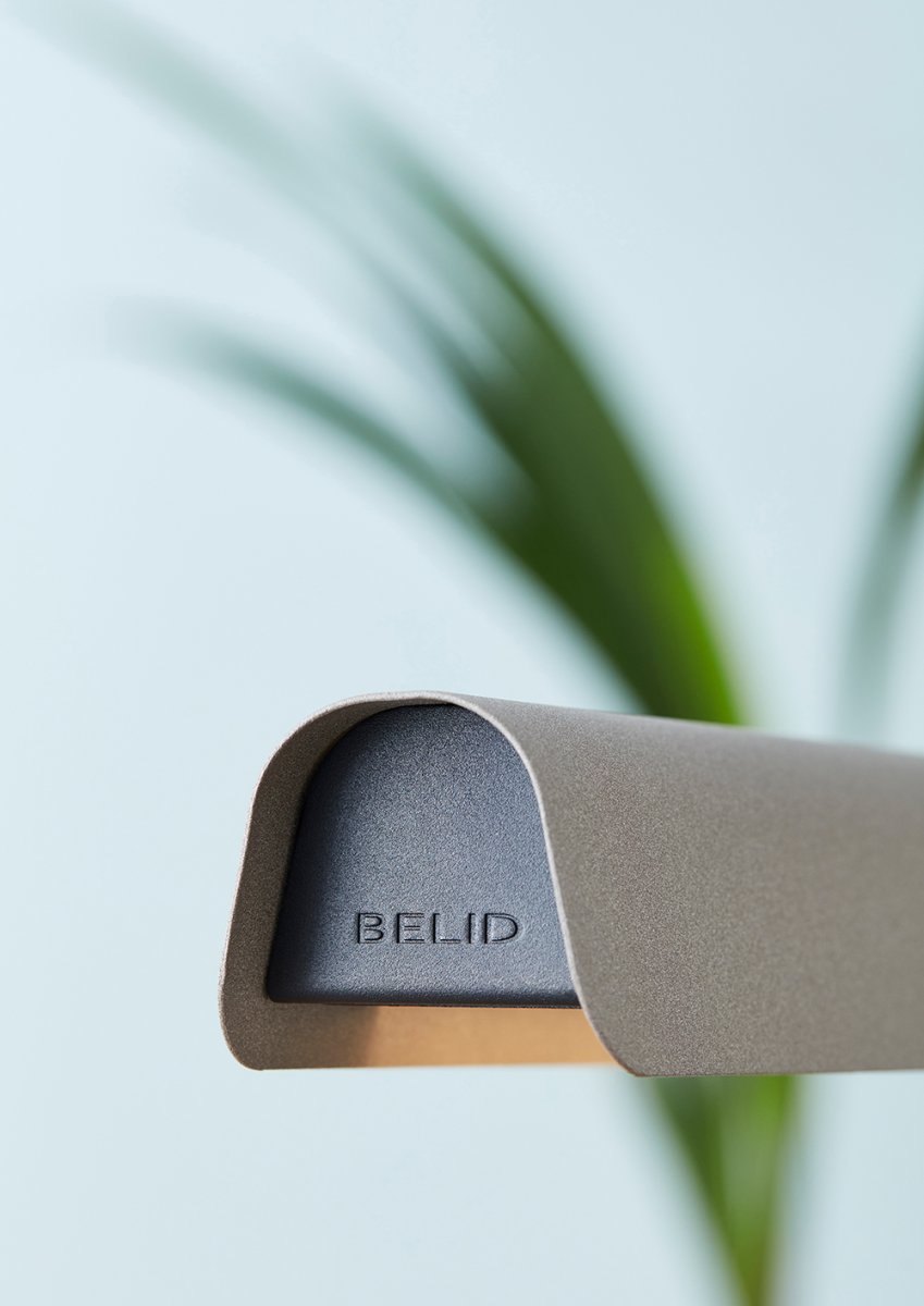 Fold 118cm Arena Lámpas de techo De Belid - Cada l&aacute;mpara es una obra maestra del dise&ntilde;o sueco con accesorios fundidos y detalles en relieve que resaltan la s&oacute;lida artesan&iacute;a y muestran c&oacute;mo el metal puede absorber la luz.