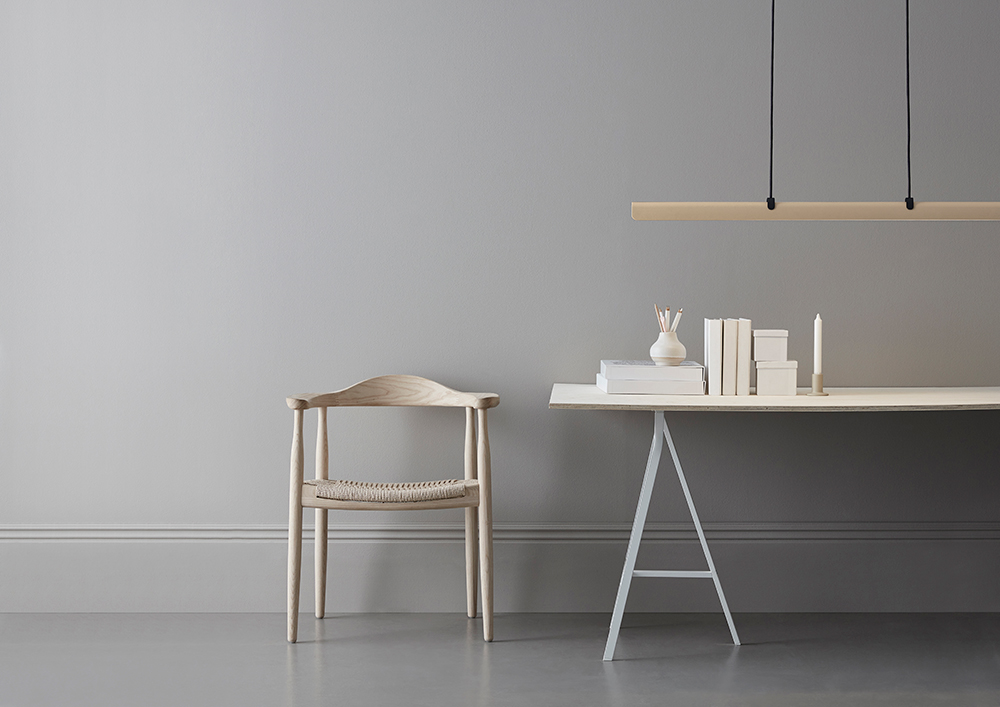 Fold 118cm Arena Lámpas de techo De Belid - Cada l&aacute;mpara es una obra maestra del dise&ntilde;o sueco con accesorios fundidos y detalles en relieve que resaltan la s&oacute;lida artesan&iacute;a y muestran c&oacute;mo el metal puede absorber la luz.