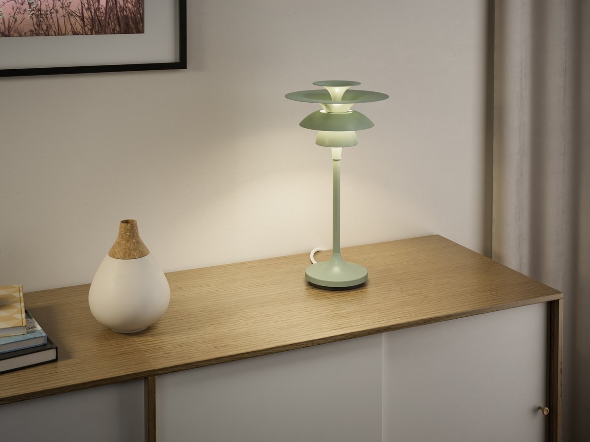 Picasso 35cm Salvia suave lámpara de mesa De Belid - La familia Picasso se compone de l&aacute;mparas colgantes, de mesa y de pie.