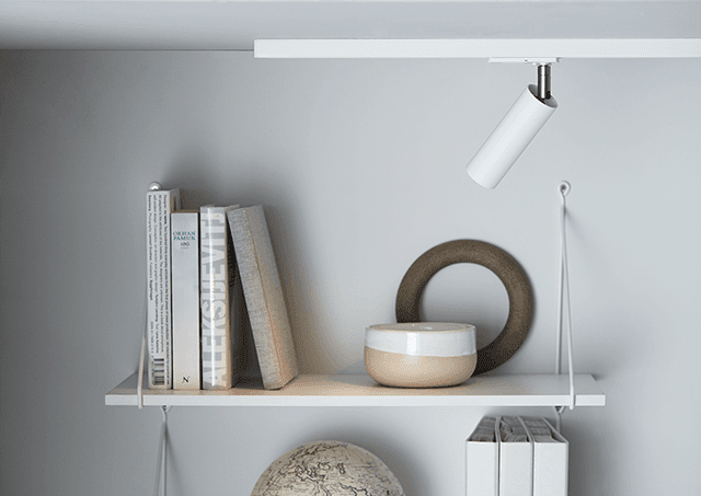 Cato spotlight Blanco mate De Belid - La serie Cato Slim incluye lámparas de pie, apliques de pared, focos de carril, focos de techo redondos y focos sencillos para carril Global de 1 circuito.