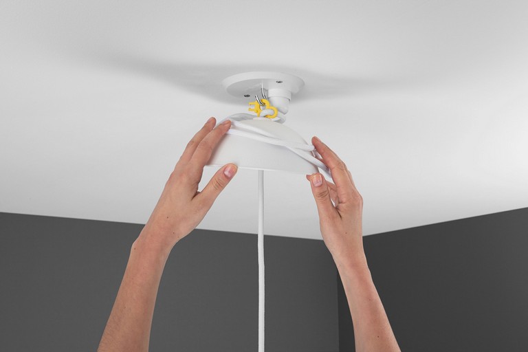 Cable Cup Classic Blanco De CableCup - El galardonado CableCup es una soluci&oacute;n inteligente y sencilla para luces de techo que se adapta perfectamente a todos los techos, ya sean inclinados o planos.