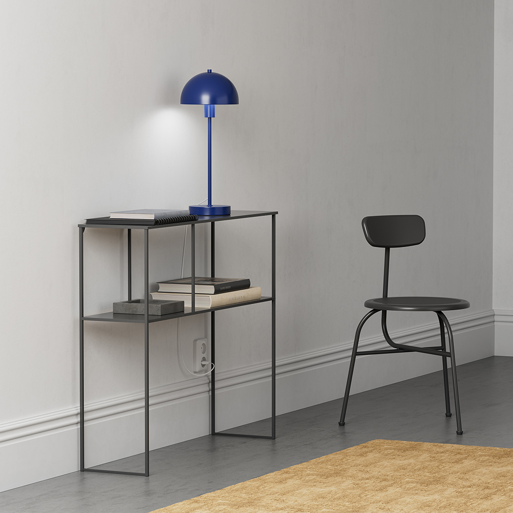 Vienda 48cm Mezclilla oscura lámpara de mesa De Herstal - La l&aacute;mpara de mesa Vienda con su dise&ntilde;o cl&aacute;sico y elegante permite un uso prolongado en la sala de estar.