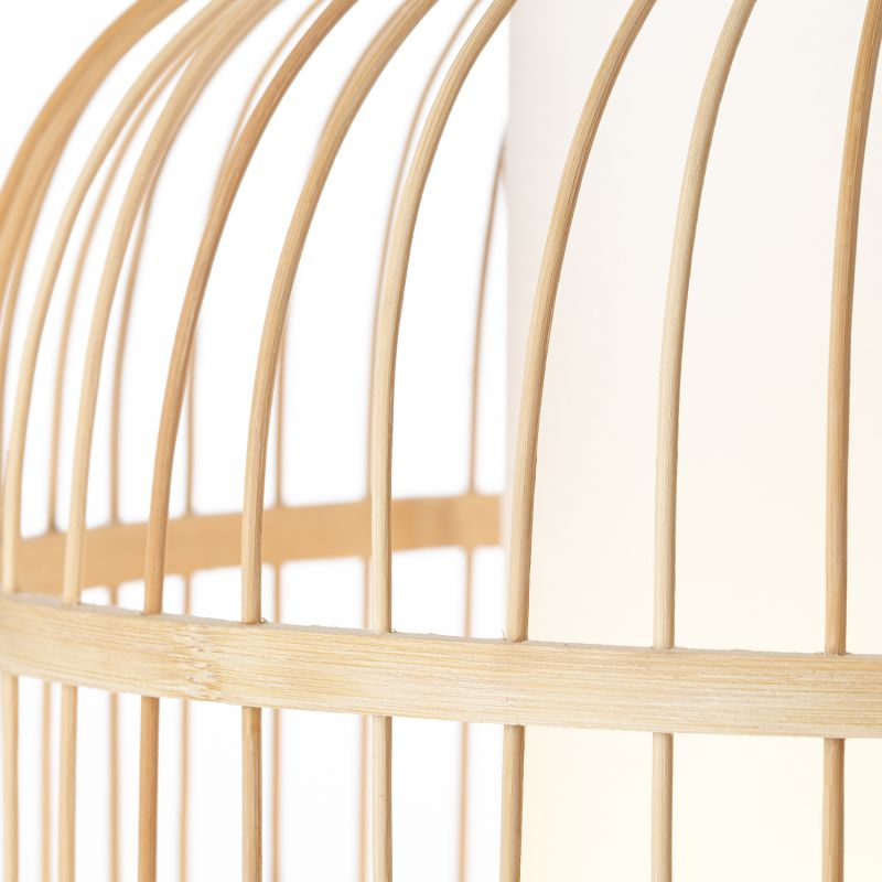 Bones Ø30 Madera Lámpas de techo De Brilliant - La pantalla está recubierta de tela blanca de alta calidad, que proporciona una distribución suave de la luz, mientras que los detalles de bambú, un material renovable y ecológico, contribuyen a una atmósfera natural y acogedora.