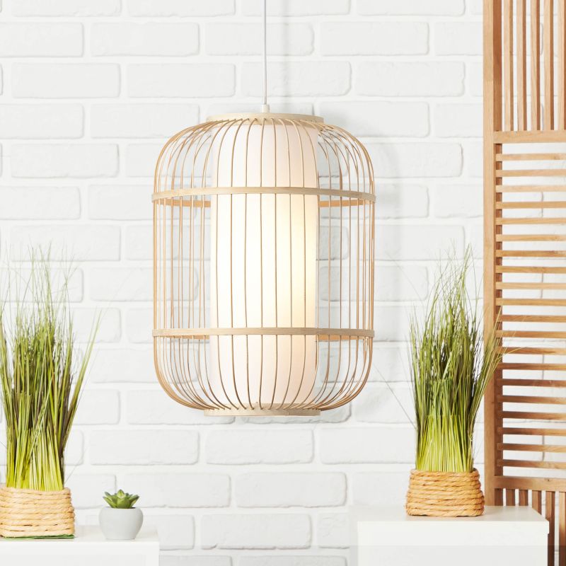 Bones Ø30 Madera Lámpas de techo De Brilliant - La pantalla está recubierta de tela blanca de alta calidad, que proporciona una distribución suave de la luz, mientras que los detalles de bambú, un material renovable y ecológico, contribuyen a una atmósfera natural y acogedora.