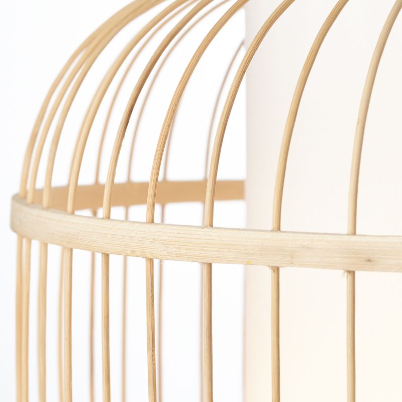 Bones Ø40 Madera Lámpas de techo De Brilliant - La pantalla está recubierta de tela blanca de alta calidad, que proporciona una distribución suave de la luz, mientras que los detalles de bambú, un material renovable y ecológico, contribuyen a una atmósfera natural y acogedora.