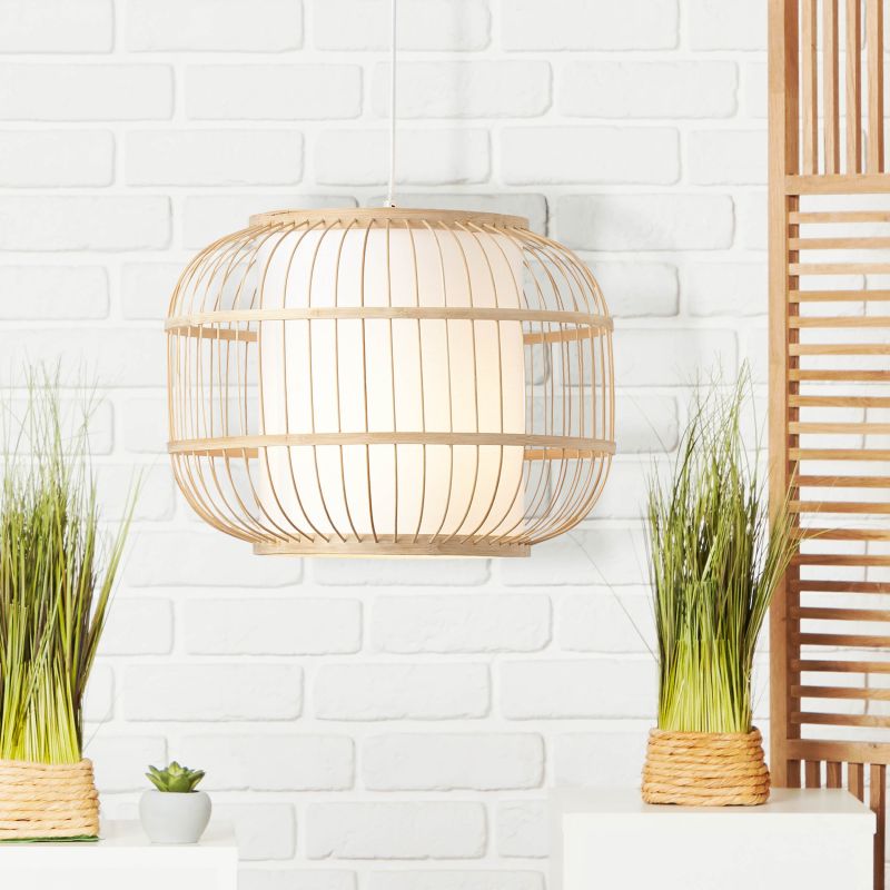 Bones Ø40 Madera Lámpas de techo De Brilliant - La pantalla está recubierta de tela blanca de alta calidad, que proporciona una distribución suave de la luz, mientras que los detalles de bambú, un material renovable y ecológico, contribuyen a una atmósfera natural y acogedora.