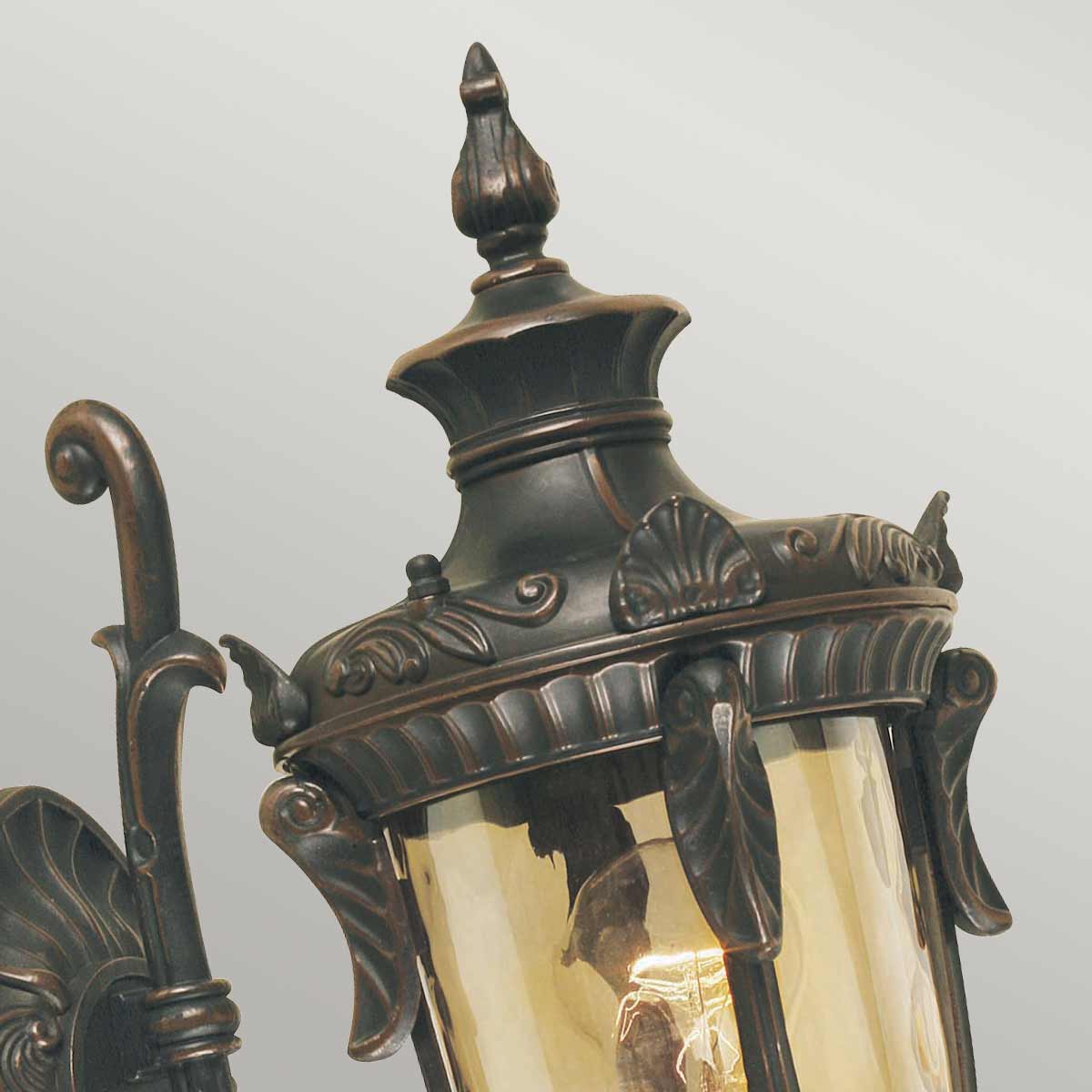 Philadelphia Bronce antiguo lámpara de exterior De Elstead Lighting - Este diseño atemporal hace que la lámpara sea un complemento perfecto para áreas al aire libre, mientras que su clasificación de protección IP44 la hace resistente a la intemperie.