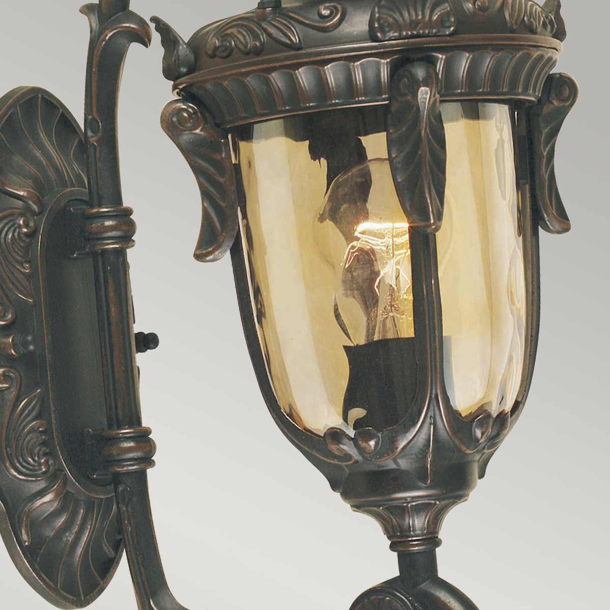 Philadelphia Bronce antiguo lámpara de exterior De Elstead Lighting - Este diseño atemporal hace que la lámpara sea un complemento perfecto para áreas al aire libre, mientras que su clasificación de protección IP44 la hace resistente a la intemperie.