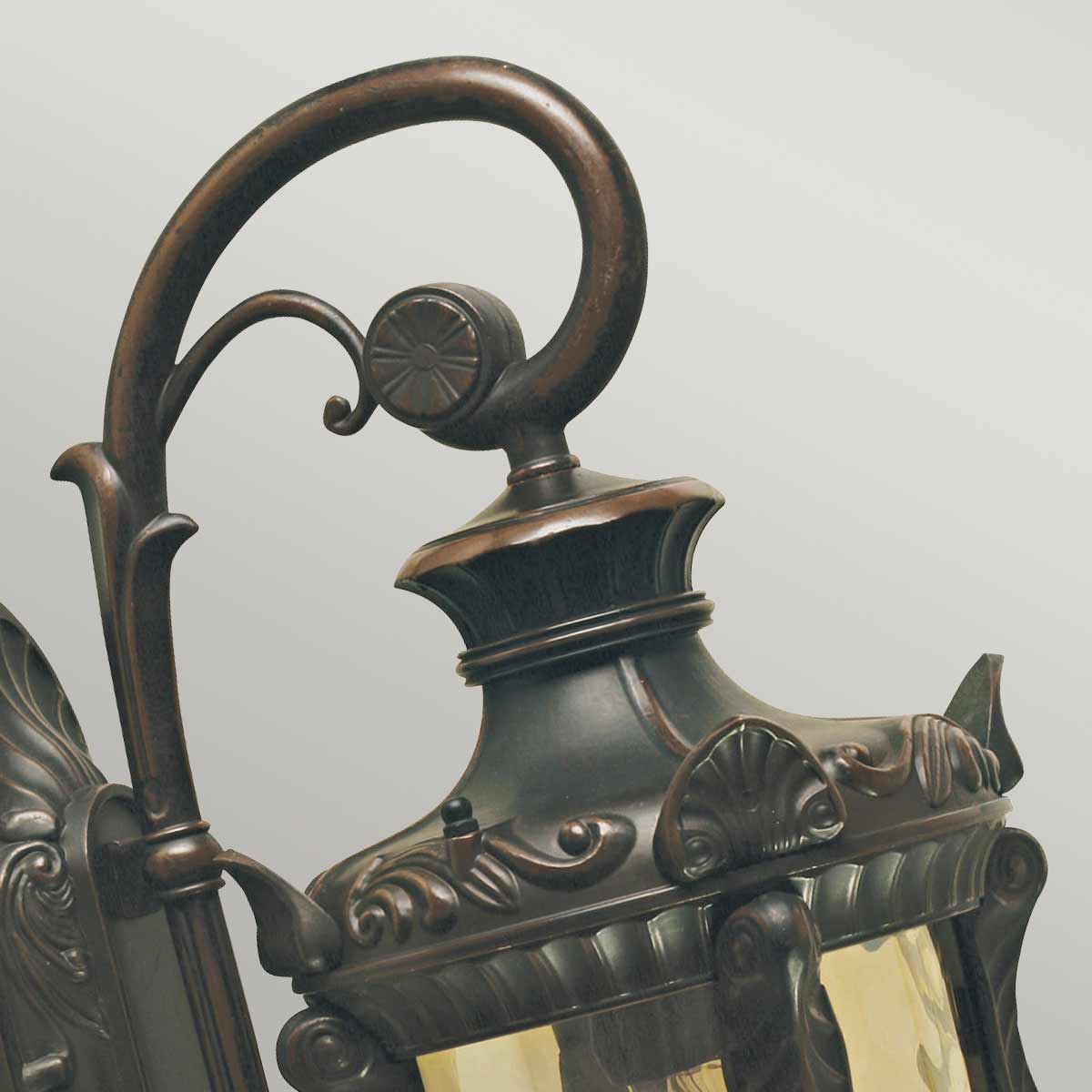 Philadelphia Bronce antiguo lámpara de exterior De Elstead Lighting - Este diseño atemporal hace que la lámpara sea un complemento perfecto para áreas al aire libre, mientras que su clasificación de protección IP44 la hace resistente a la intemperie.