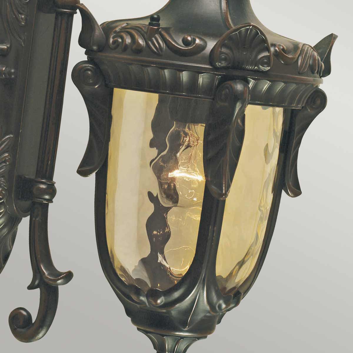Philadelphia Bronce antiguo lámpara de exterior De Elstead Lighting - Este diseño atemporal hace que la lámpara sea un complemento perfecto para áreas al aire libre, mientras que su clasificación de protección IP44 la hace resistente a la intemperie.