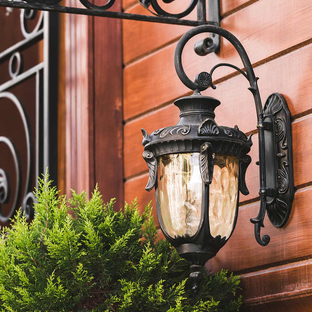 Philadelphia Bronce antiguo lámpara de exterior De Elstead Lighting - Este diseño atemporal hace que la lámpara sea un complemento perfecto para áreas al aire libre, mientras que su clasificación de protección IP44 la hace resistente a la intemperie.