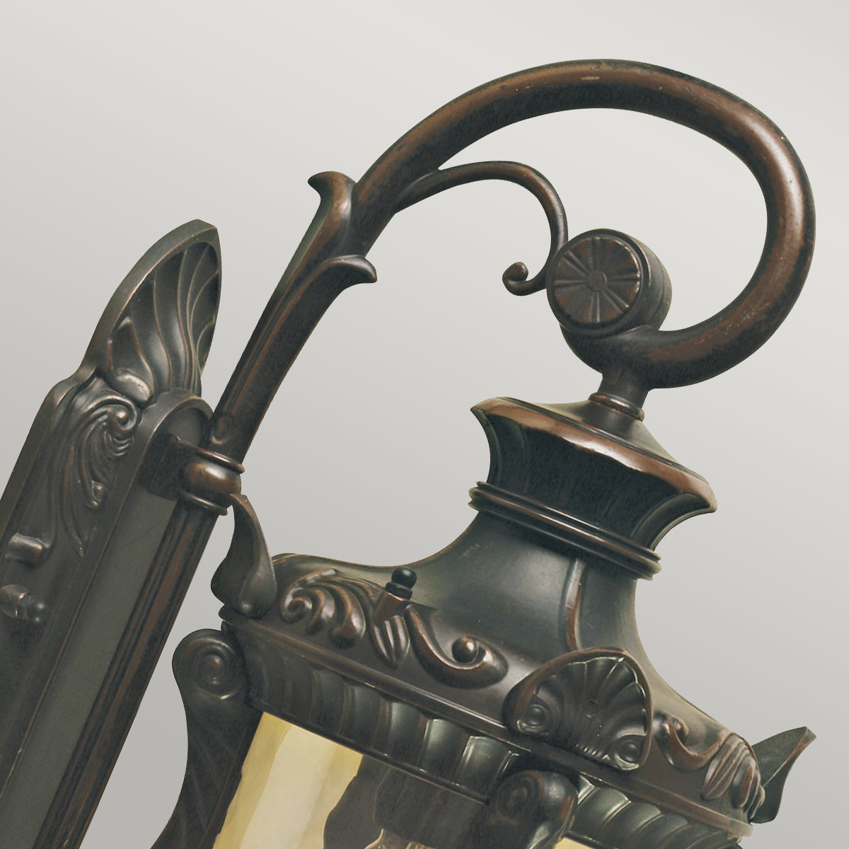 Philadelphia Bronce antiguo lámpara de exterior De Elstead Lighting - Este diseño atemporal hace que la lámpara sea un complemento perfecto para áreas al aire libre, mientras que su clasificación de protección IP44 la hace resistente a la intemperie.
