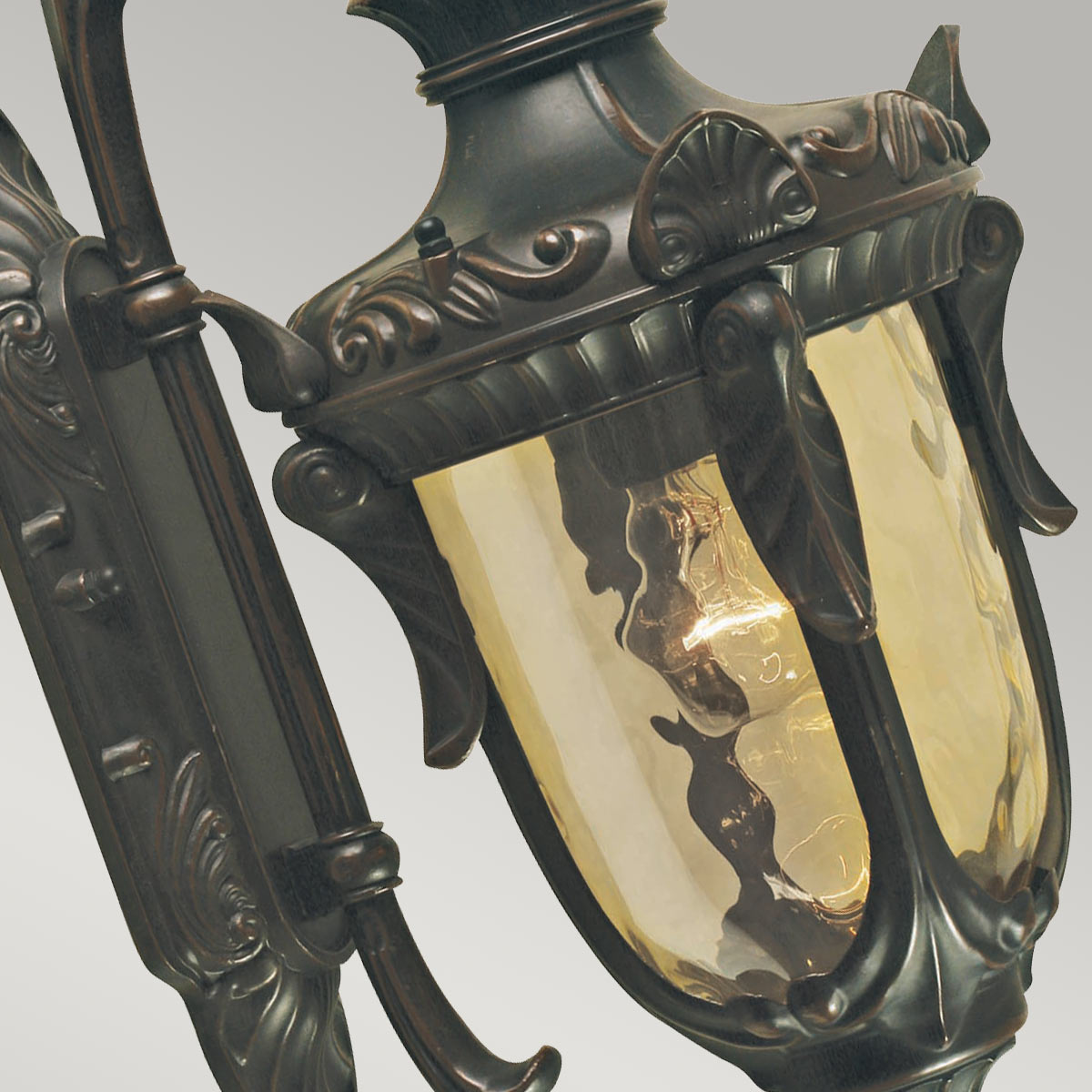 Philadelphia Bronce antiguo lámpara de exterior De Elstead Lighting - Este diseño atemporal hace que la lámpara sea un complemento perfecto para áreas al aire libre, mientras que su clasificación de protección IP44 la hace resistente a la intemperie.
