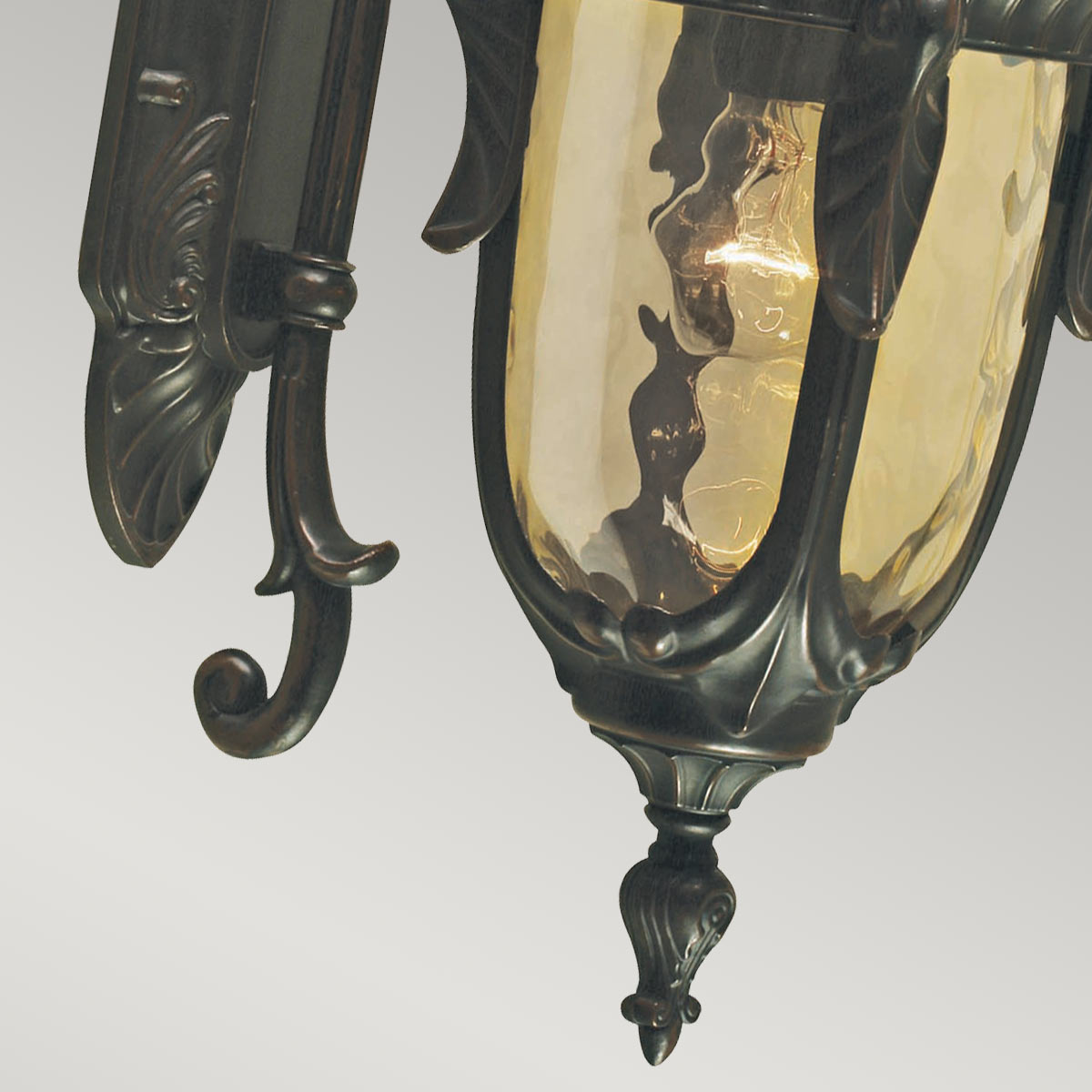 Philadelphia Bronce antiguo lámpara de exterior De Elstead Lighting - Este diseño atemporal hace que la lámpara sea un complemento perfecto para áreas al aire libre, mientras que su clasificación de protección IP44 la hace resistente a la intemperie.