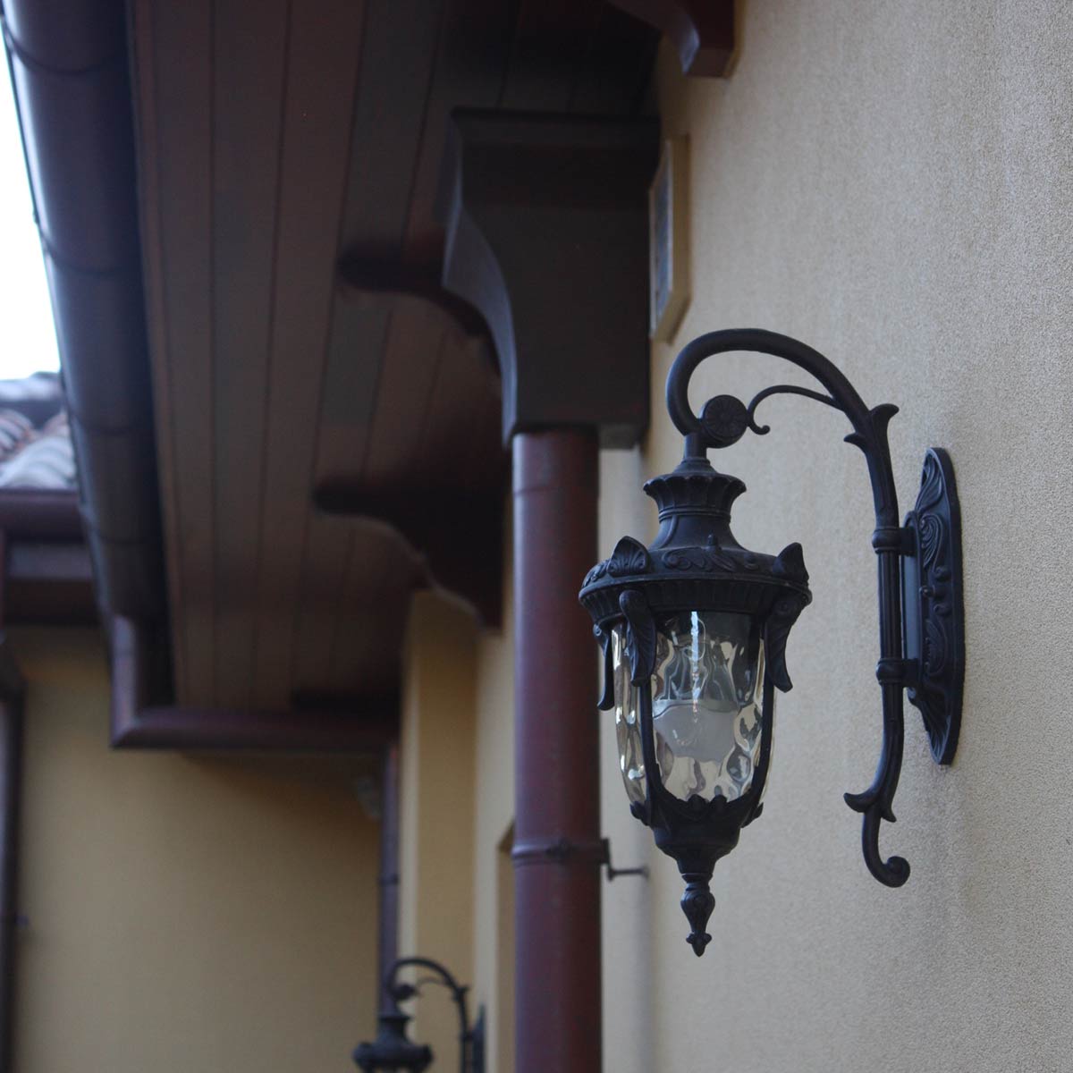 Philadelphia Bronce antiguo lámpara de exterior De Elstead Lighting - Este diseño atemporal hace que la lámpara sea un complemento perfecto para áreas al aire libre, mientras que su clasificación de protección IP44 la hace resistente a la intemperie.