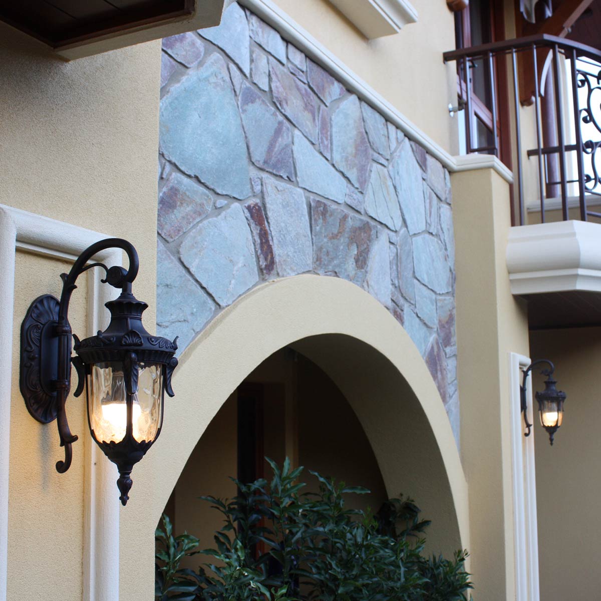 Philadelphia Bronce antiguo lámpara de exterior De Elstead Lighting - Este diseño atemporal hace que la lámpara sea un complemento perfecto para áreas al aire libre, mientras que su clasificación de protección IP44 la hace resistente a la intemperie.