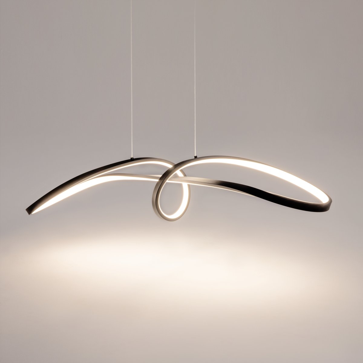 Curve 92cm Negro Lámpas de techo De Maytoni - La forma flotante y el perfil delgado de la lámpara la convierten en la elección perfecta para la cocina, el comedor o la sala de estar, donde se valora la funcionalidad y el estilo.