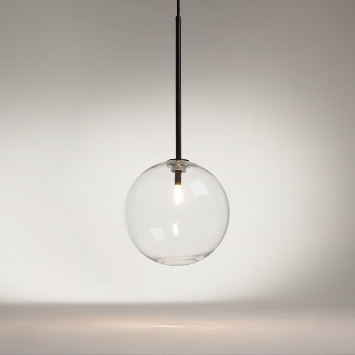 Mood Ø20 Negro Lámpas de techo De Maytoni - La l&aacute;mpara colgante Mood es una l&aacute;mpara elegante y sofisticada que crea la impresi&oacute;n de una esfera de luz flotante en la habitaci&oacute;n.
