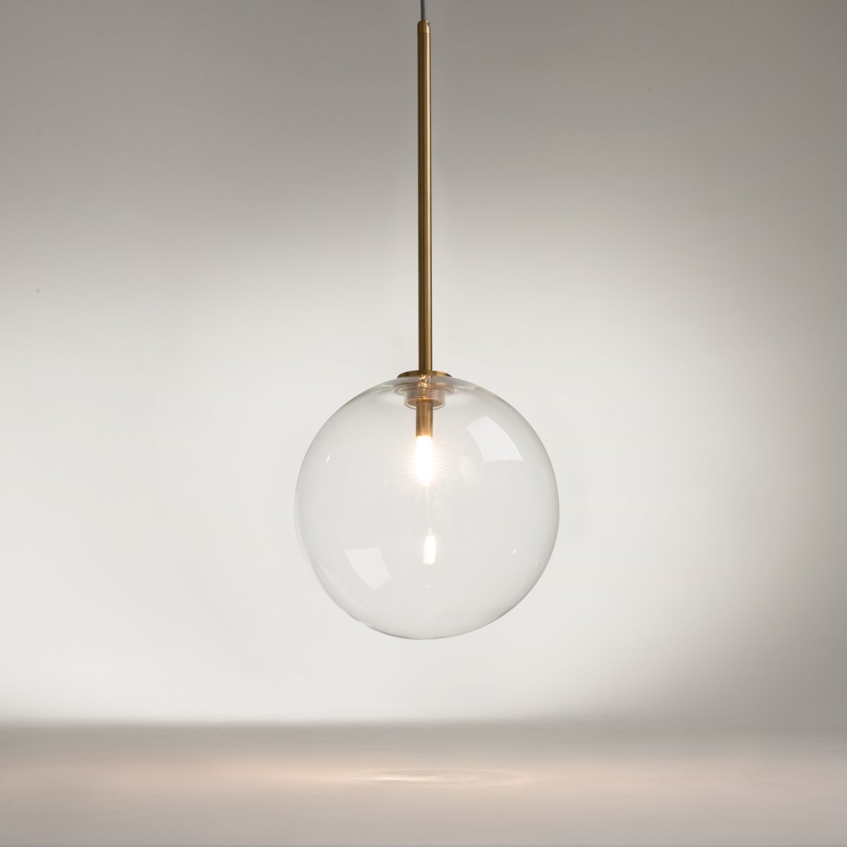 Mood Ø20 Latón Lámpas de techo De Maytoni - La l&aacute;mpara colgante Mood es una l&aacute;mpara elegante y sofisticada que crea la impresi&oacute;n de una esfera de luz flotante en la habitaci&oacute;n.