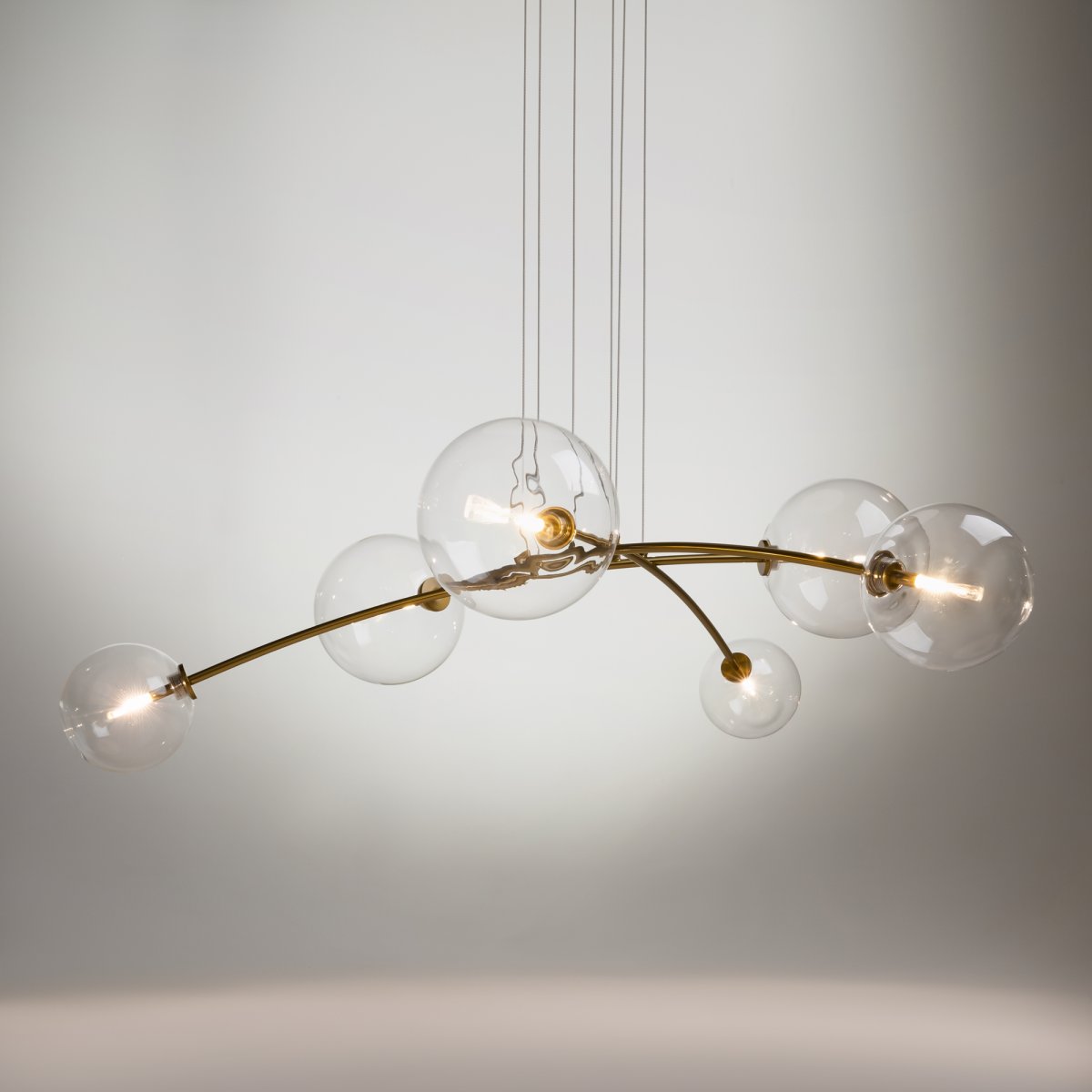 Mood 130cm Latón Lámpas de techo De Maytoni - Perfecto para colocar en la sala de estar o encima de la mesa del comedor para darle un toque moderno.