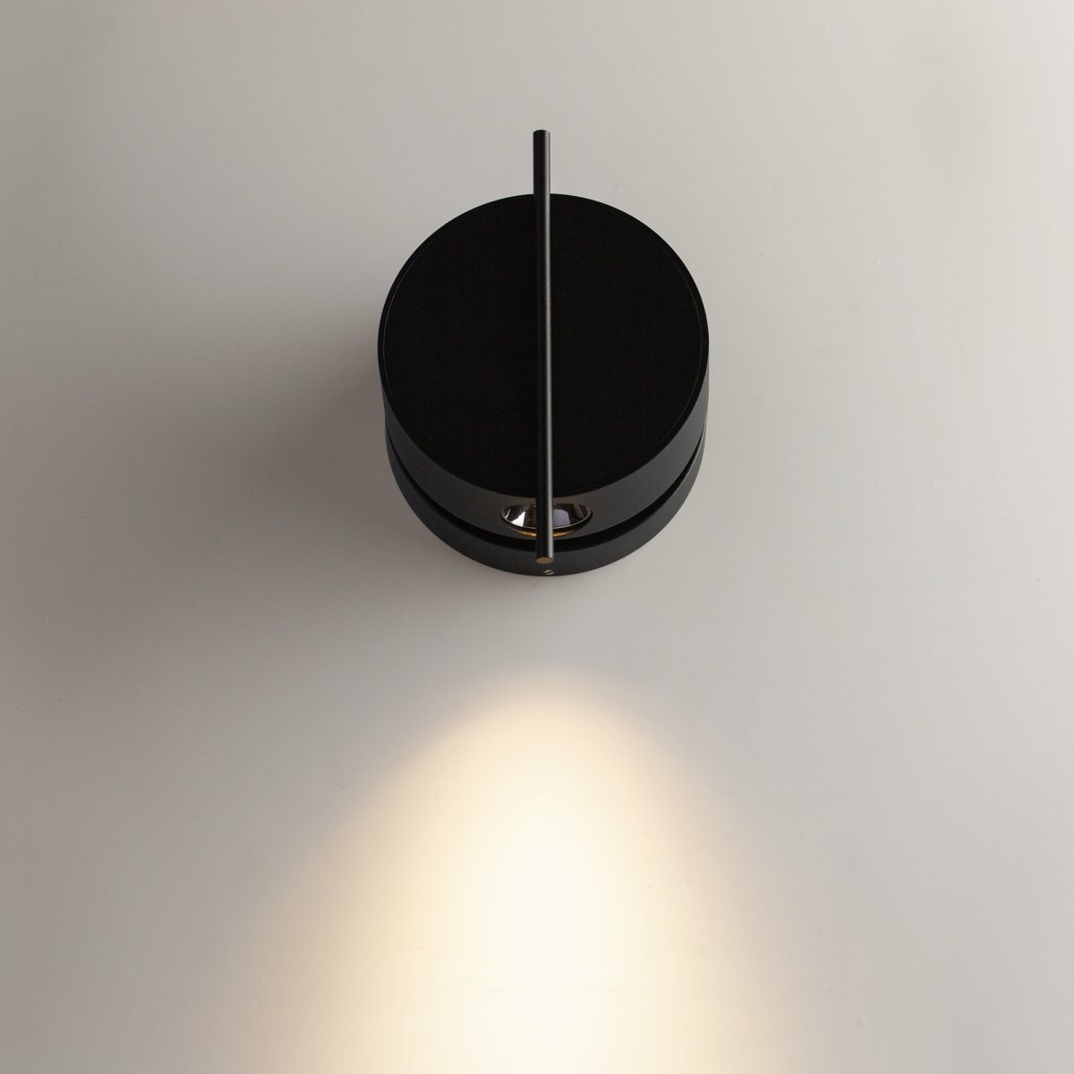 Nuance Ø10 Negro lámpara de pared De Maytoni - Con un color de luz cálido de 3000K y tecnología LED de ahorro de energía, Nuance es una solución de iluminación moderna que se adapta a muchos estilos de interiores.